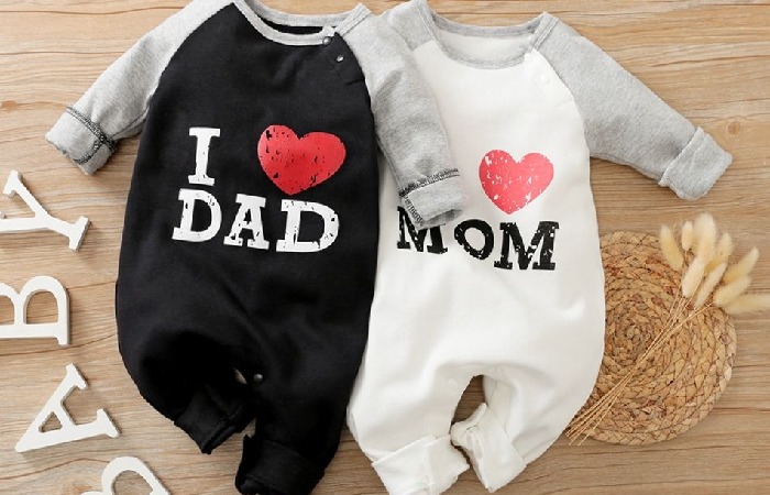 SKU: KIDS-CLS-31 - MOM & DAD Printed Long-sleeve Baby Jumpsuit